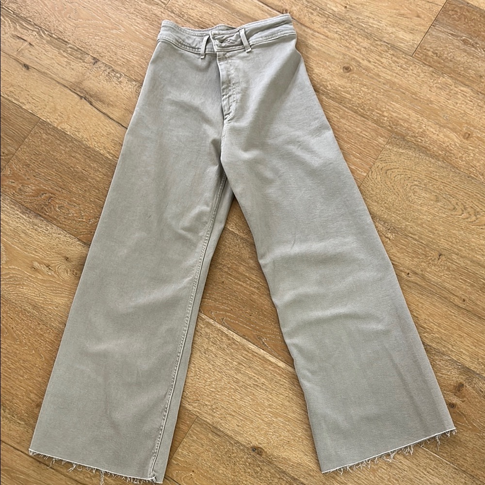 Zara. Size 6. High waisted Wide-Leg Pants in Tan